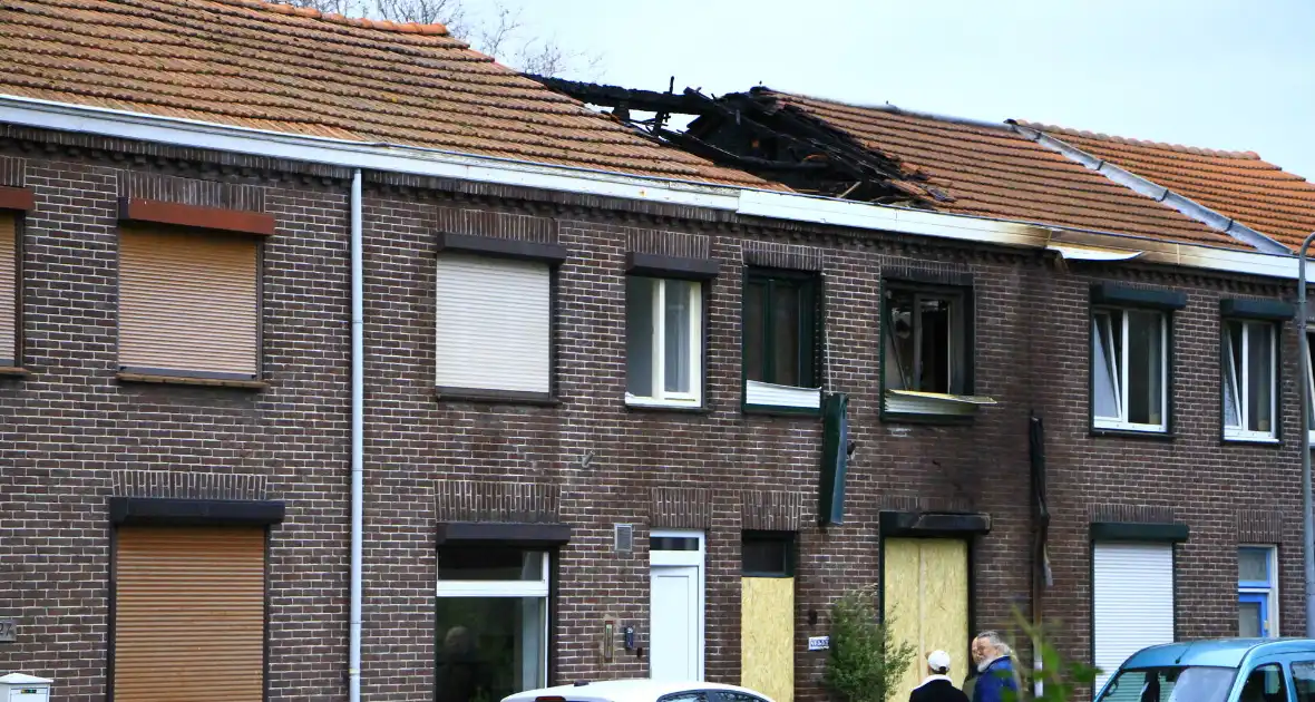 Grote schade na verwoestende brand bij daglicht goed te zien - Foto 5