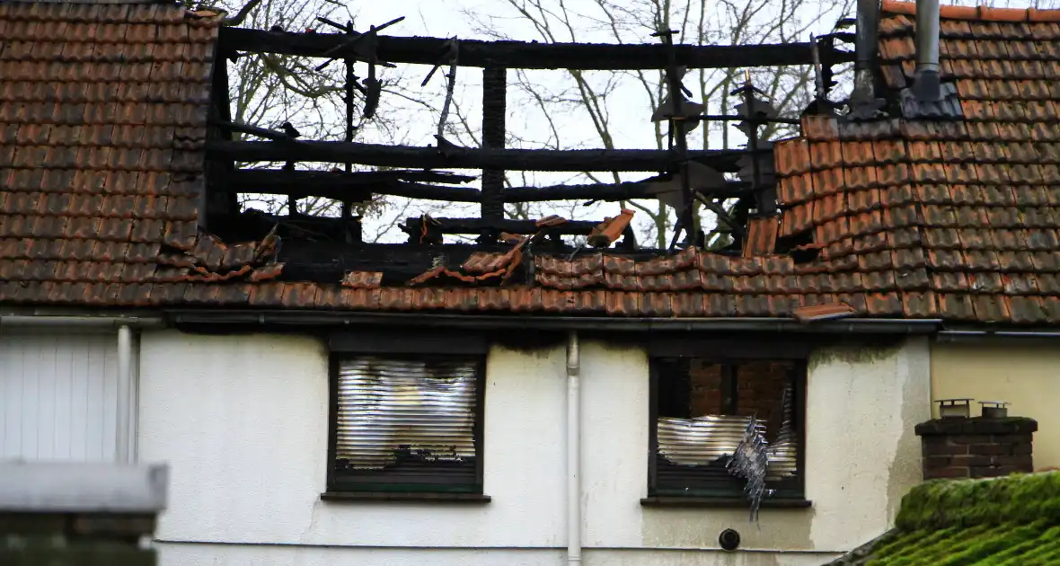 Grote schade na verwoestende brand bij daglicht goed te zien - Foto 6