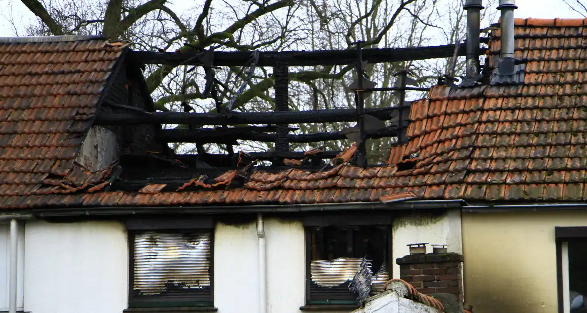 Grote schade na verwoestende brand bij daglicht goed te zien - Foto 7