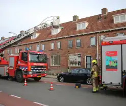 Dakplaat van dakkapel waait weg door harde wind