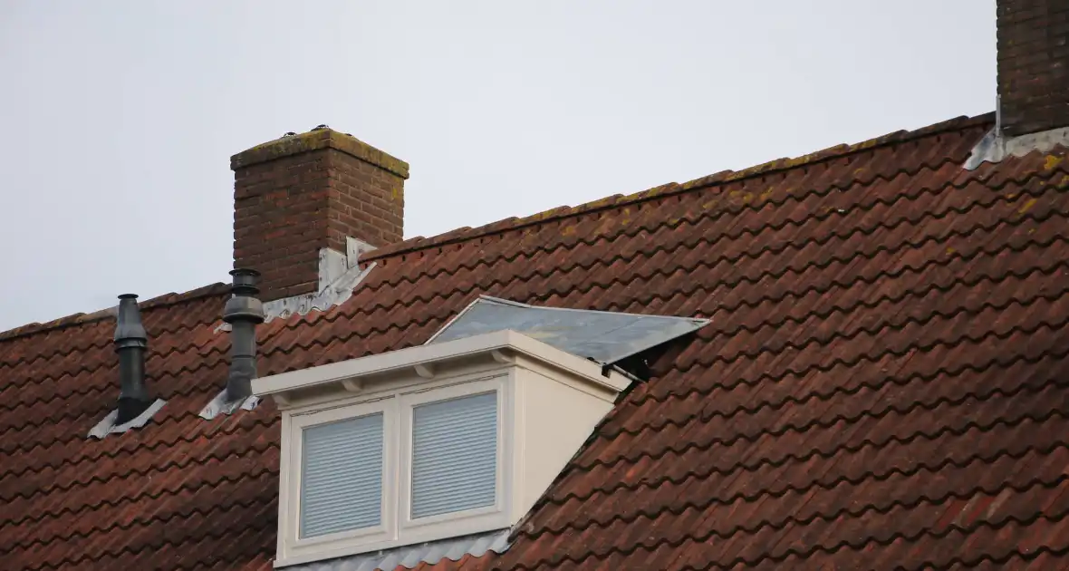 Dakplaat van dakkapel waait weg door harde wind - Foto 1