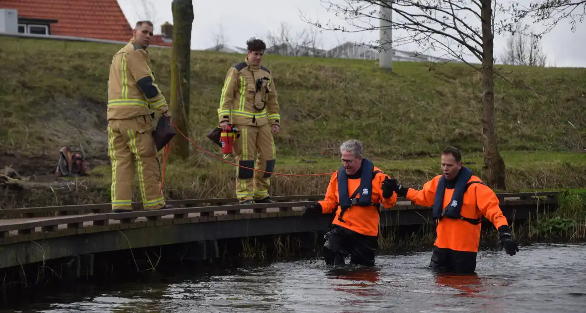 Brandweer doorzoekt sloot na aantreffen kleding langs waterkant