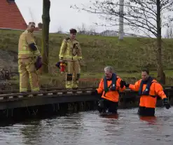 Brandweer doorzoekt sloot na aantreffen kleding langs waterkant