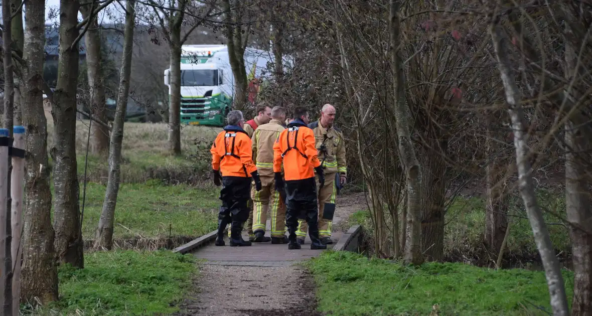 Brandweer doorzoekt sloot na aantreffen kleding langs waterkant - Foto 11