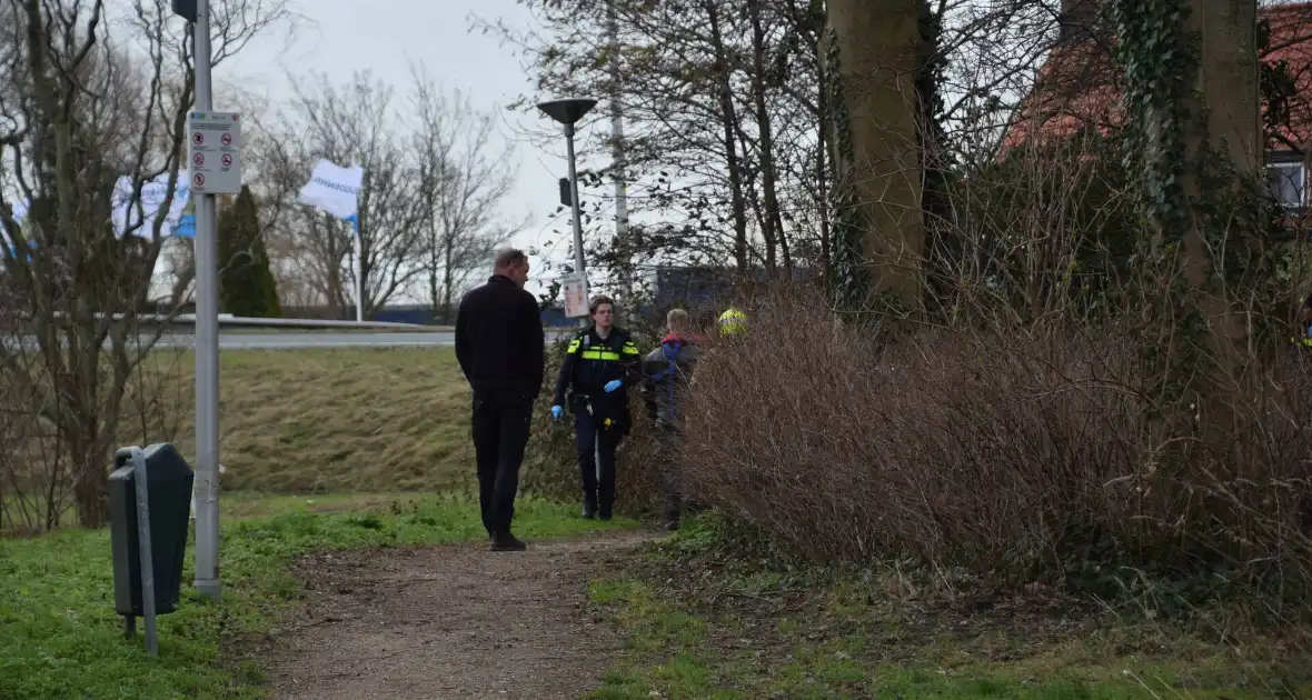 Brandweer doorzoekt sloot na aantreffen kleding langs waterkant - Foto 13