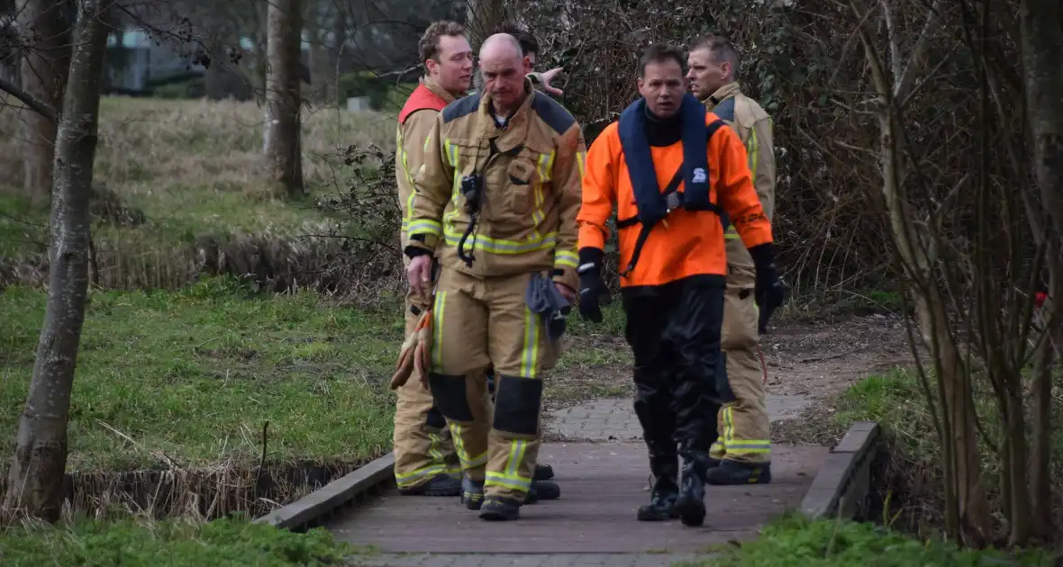 Brandweer doorzoekt sloot na aantreffen kleding langs waterkant - Foto 14