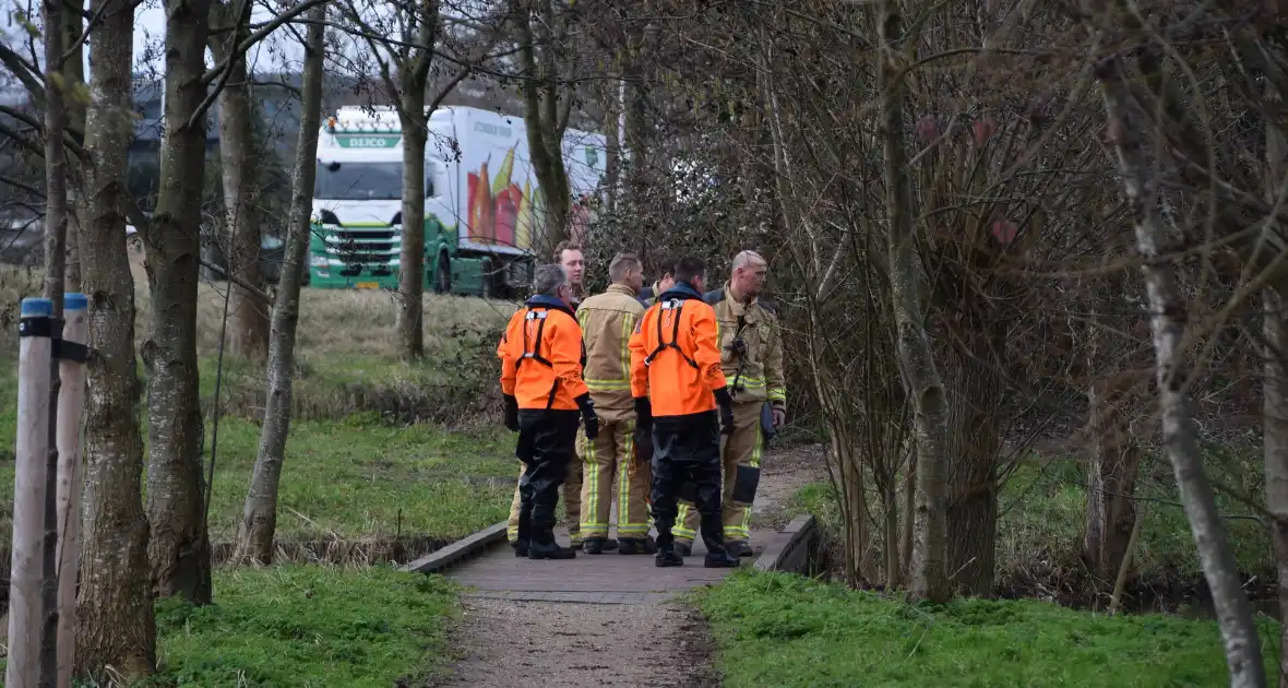 Brandweer doorzoekt sloot na aantreffen kleding langs waterkant - Foto 15