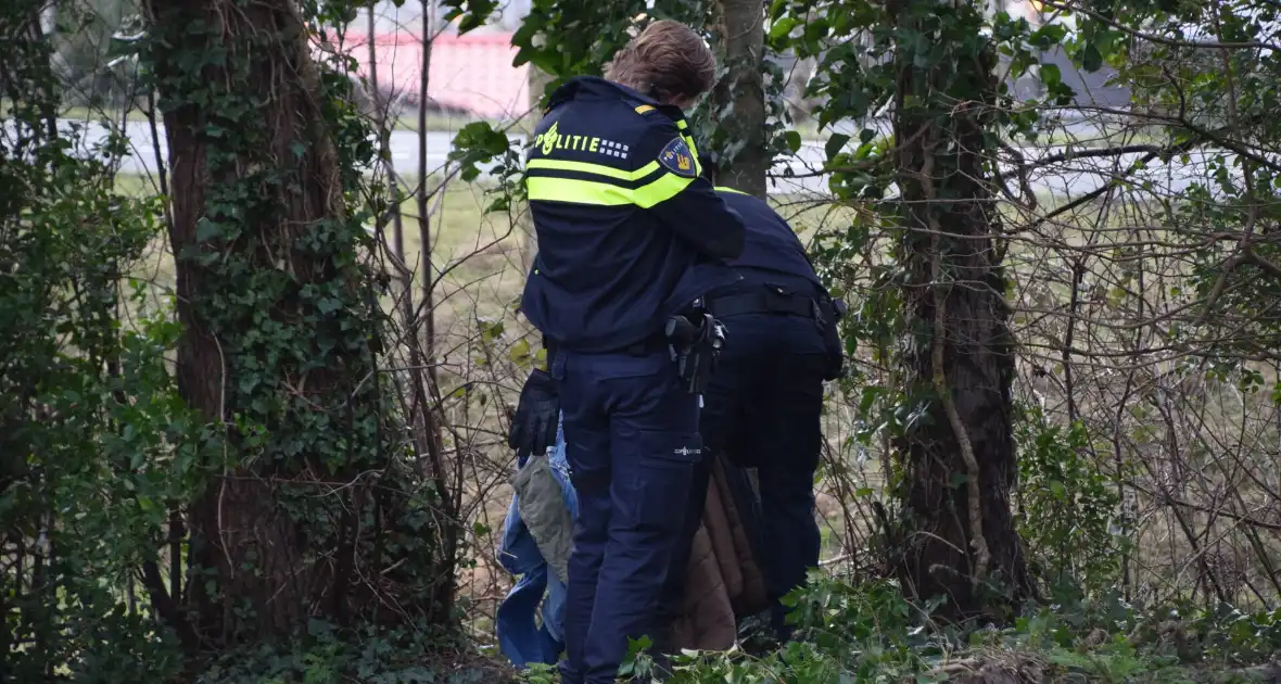 Brandweer doorzoekt sloot na aantreffen kleding langs waterkant - Foto 2