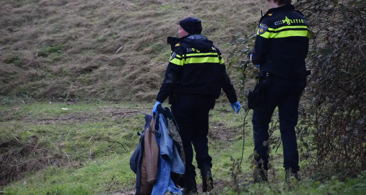 Brandweer doorzoekt sloot na aantreffen kleding langs waterkant - Foto 3