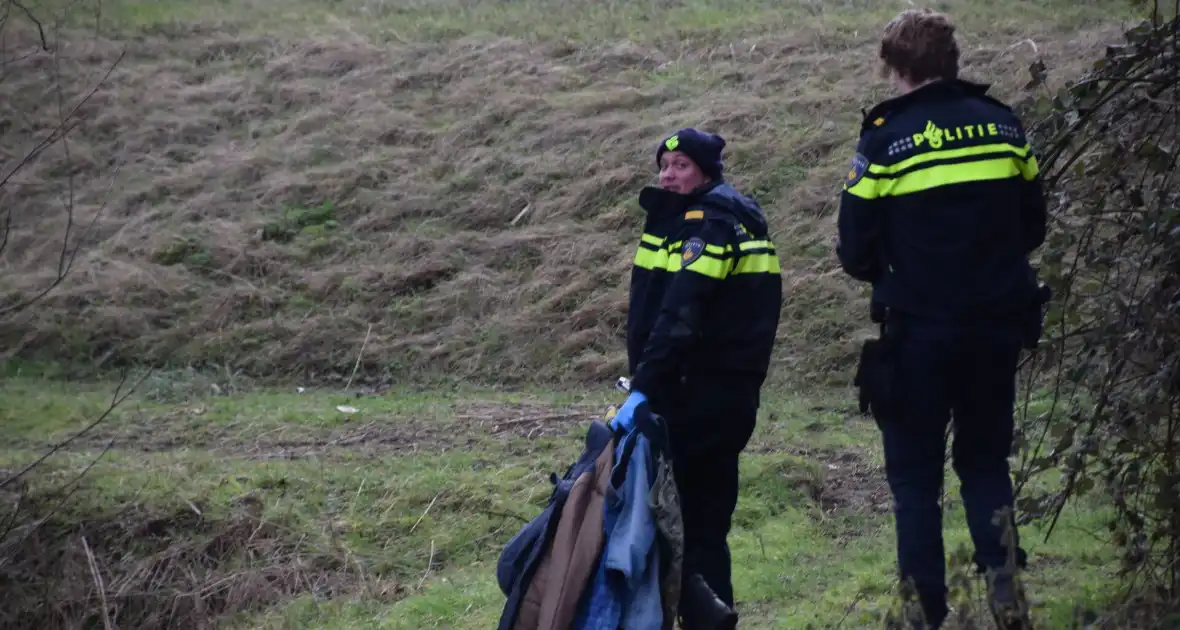 Brandweer doorzoekt sloot na aantreffen kleding langs waterkant - Foto 4