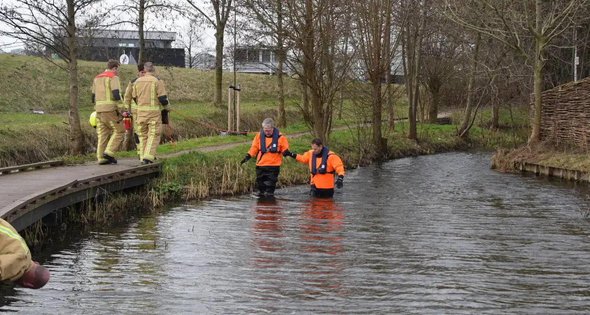 Brandweer doorzoekt sloot na aantreffen kleding langs waterkant - Foto 5