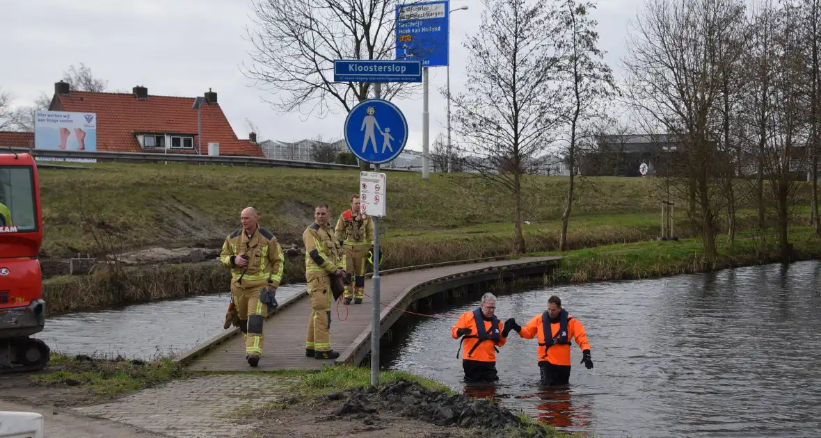 Brandweer doorzoekt sloot na aantreffen kleding langs waterkant - Foto 7