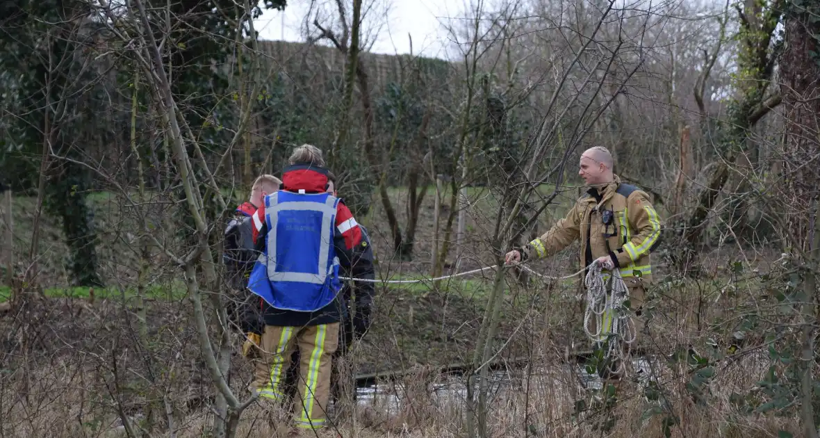 Brandweer doorzoekt sloot na aantreffen kleding langs waterkant - Foto 8