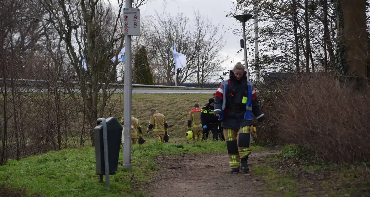 Brandweer doorzoekt sloot na aantreffen kleding langs waterkant - Foto 9