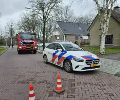 Brandweer blust brand op zolder van woning