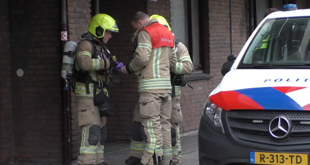 Hulpdiensten verrichten onderzoek bij woning - Foto 1