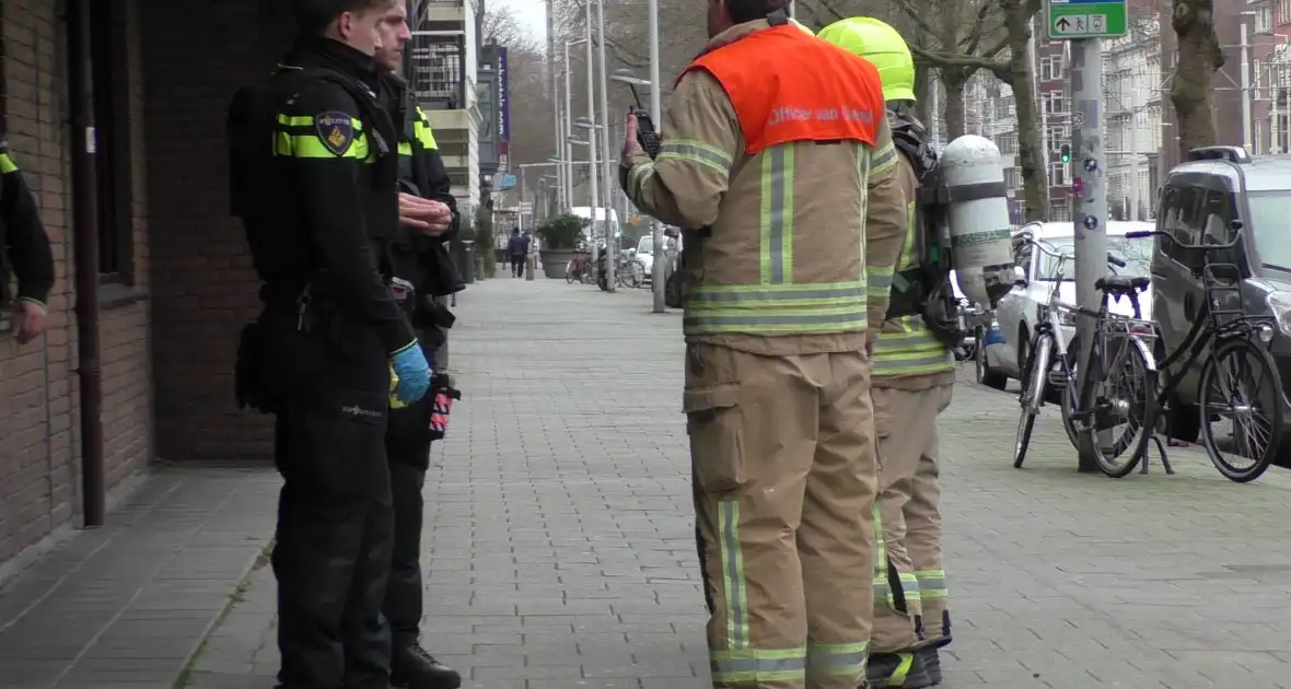 Hulpdiensten verrichten onderzoek bij woning - Foto 2