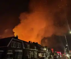 Enorme vlammenzee bij brand in loods