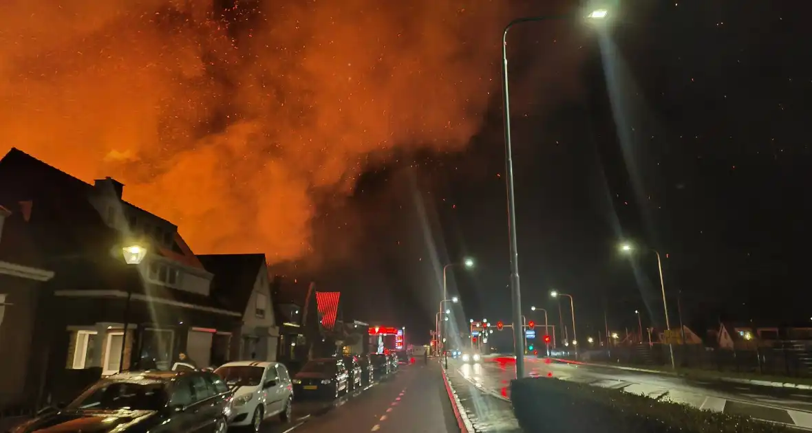 Enorme vlammenzee bij brand in loods - Foto 1