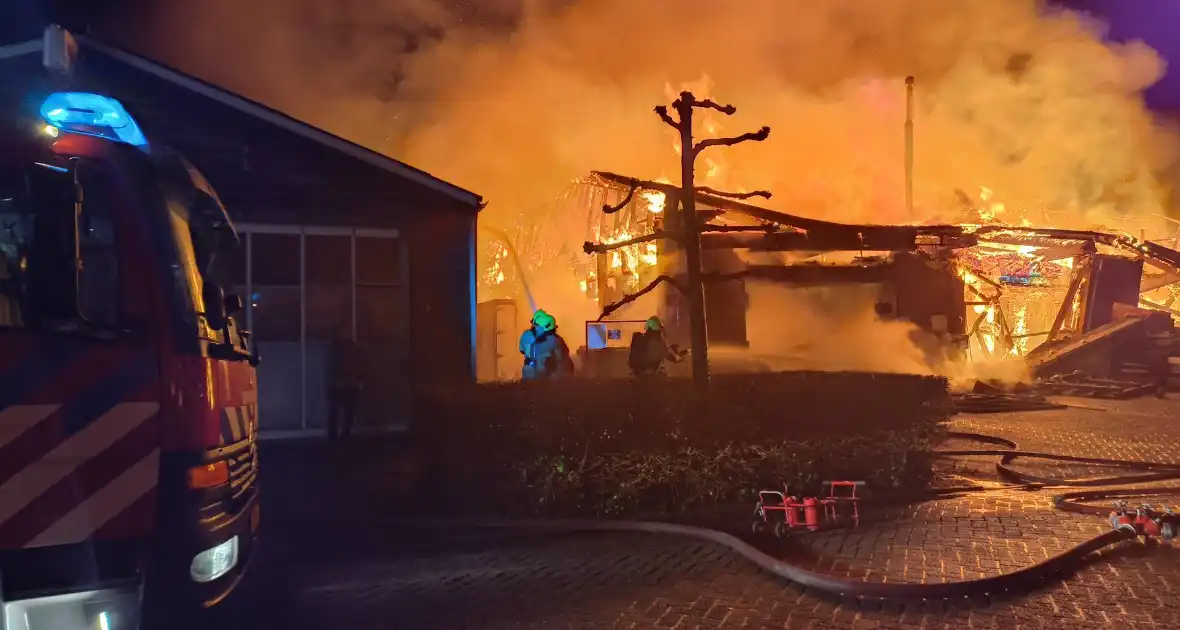 Enorme vlammenzee bij brand in loods - Foto 5