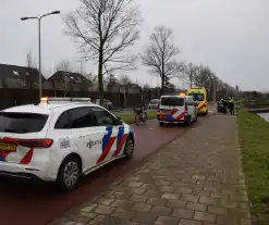 Fietser en scooterrijder botsen