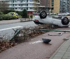 Automobilist ramt lantaarnpaal en slaat over de kop