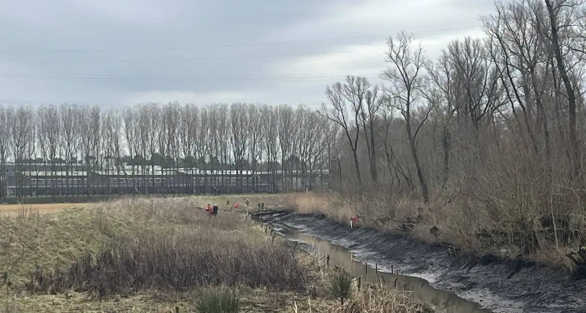 Groot politie onderzoek in nabijheid van sloot - Foto 4