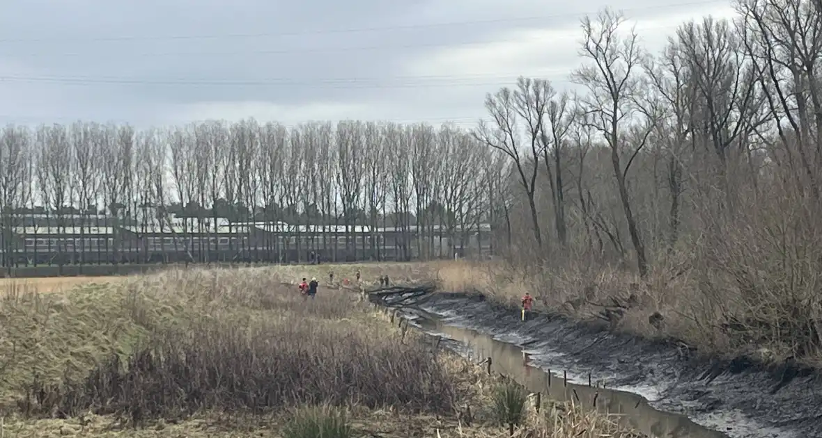 Groot politie onderzoek in nabijheid van sloot - Foto 5