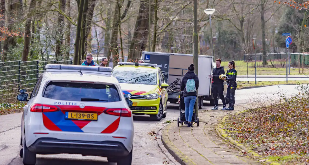 Wielrenner aanngereden door lesauto met aanhanger