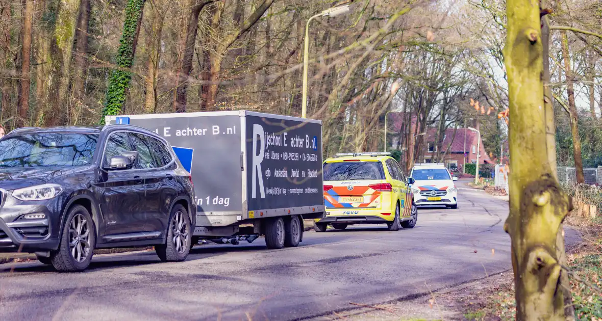 Wielrenner aanngereden door lesauto met aanhanger - Foto 1