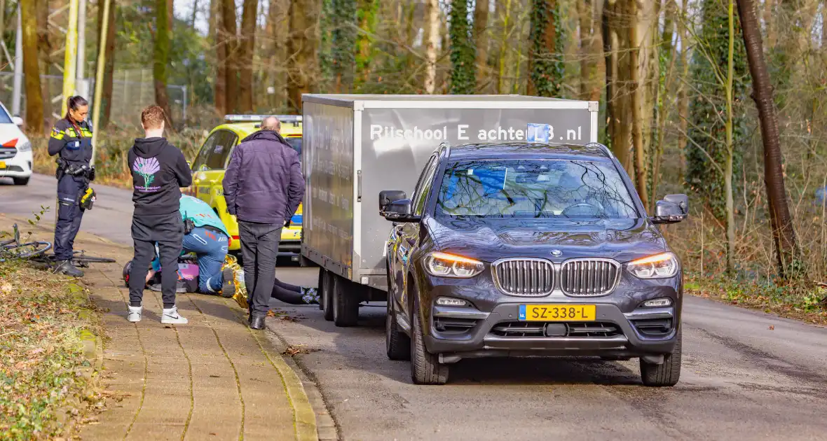 Wielrenner aanngereden door lesauto met aanhanger - Foto 2