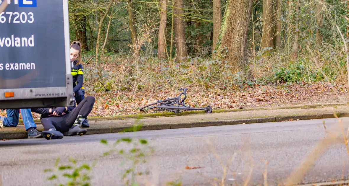 Wielrenner aanngereden door lesauto met aanhanger - Foto 3