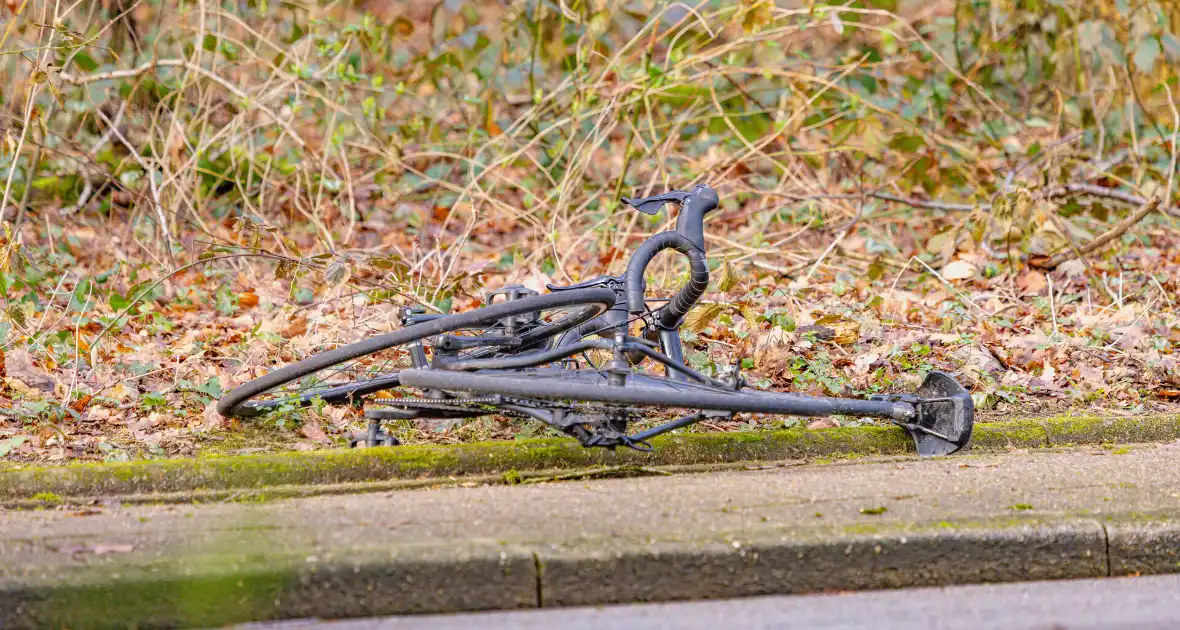 Wielrenner aanngereden door lesauto met aanhanger - Foto 4