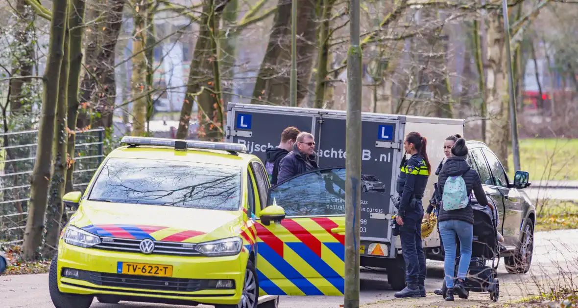 Wielrenner aanngereden door lesauto met aanhanger - Foto 5