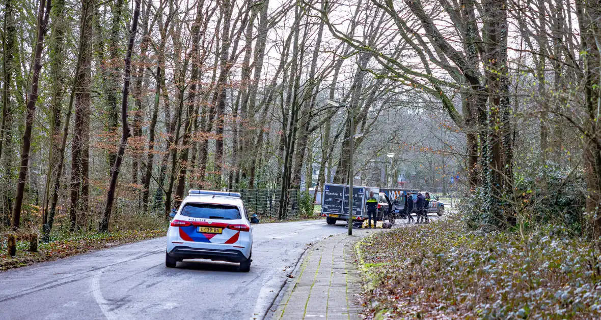 Wielrenner aanngereden door lesauto met aanhanger - Foto 6