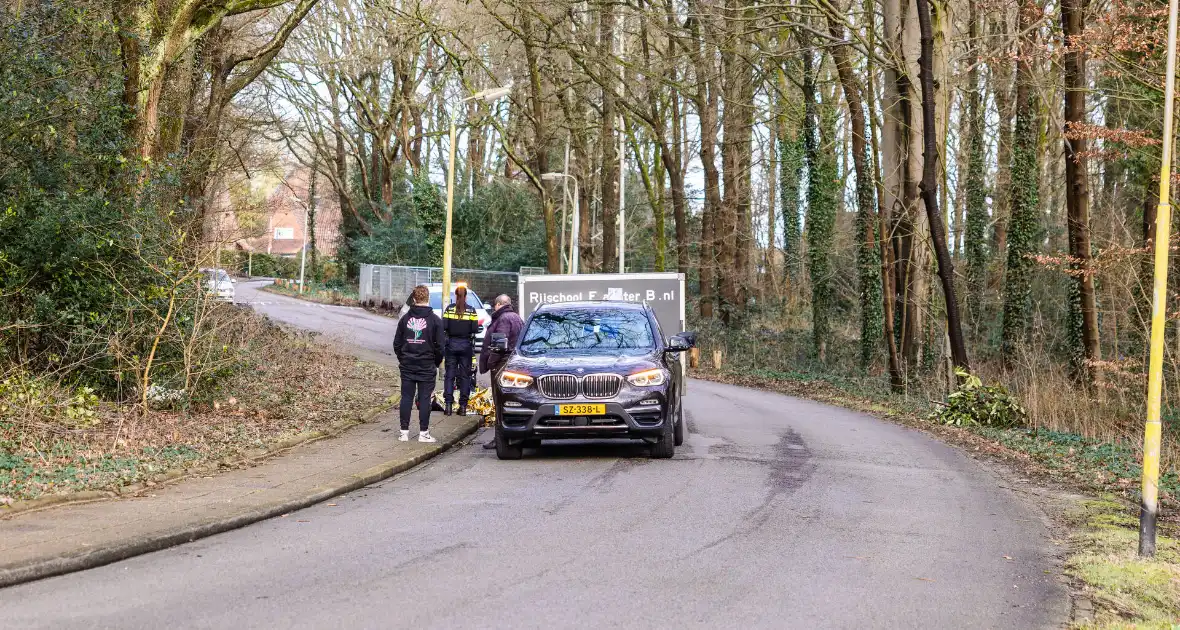 Wielrenner aanngereden door lesauto met aanhanger - Foto 7