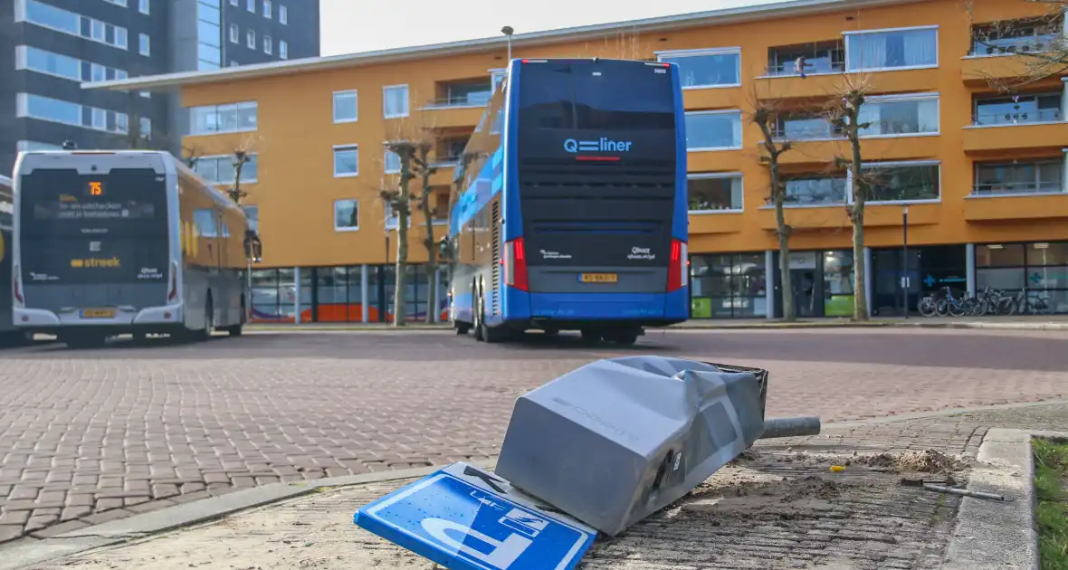 Lijnbus rijdt laadpaal uit de grond