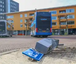 Lijnbus rijdt laadpaal uit de grond