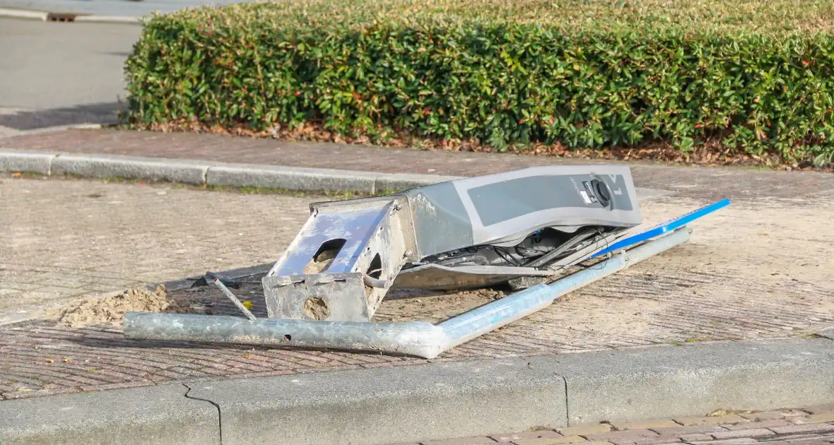 Lijnbus rijdt laadpaal uit de grond - Foto 5