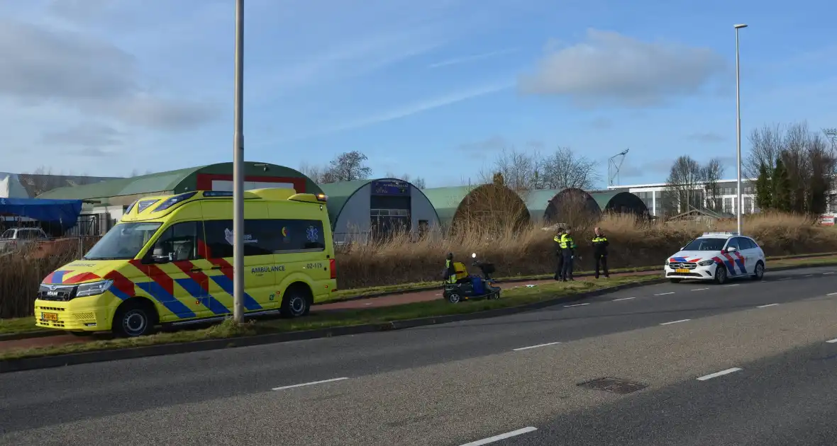 Persoon valt uit scootmobiel