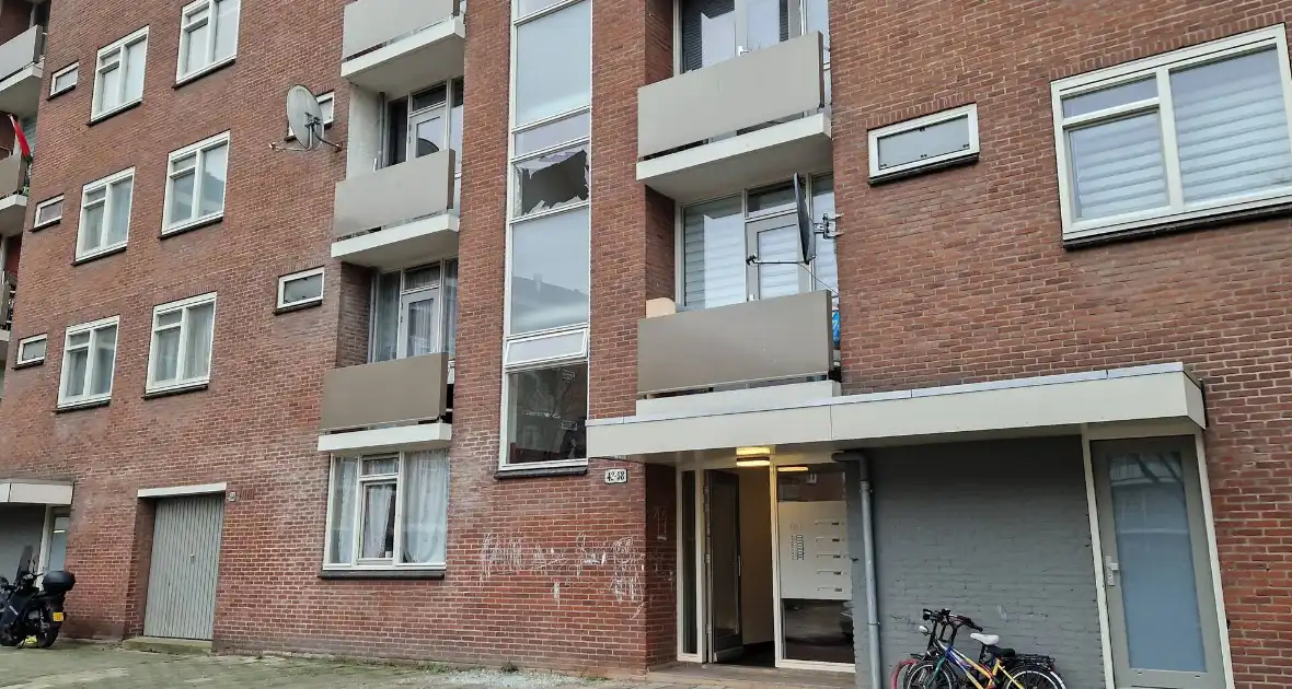 Schade door explosie in trappenhuis van flat - Foto 1