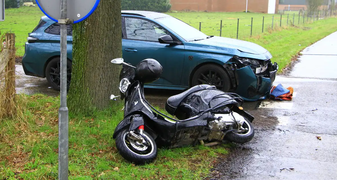 Flinke schade bij ongeval met scooter - Foto 1