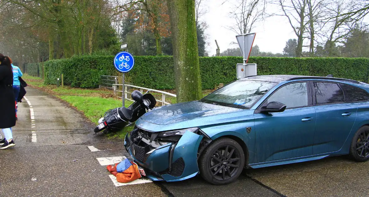 Flinke schade bij ongeval met scooter - Foto 3