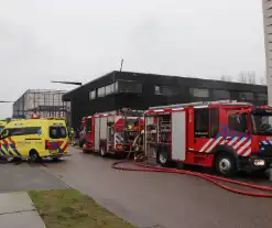 Flinke rookontwikkeling bij grote brand in bedrijfspand