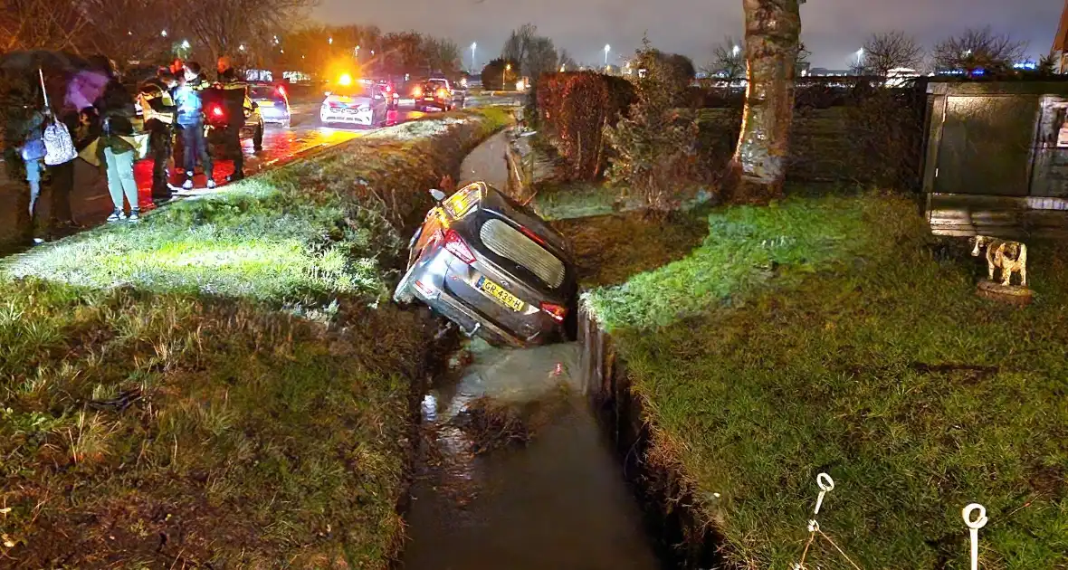 Auto belandt in sloot nadat ramen beslaan