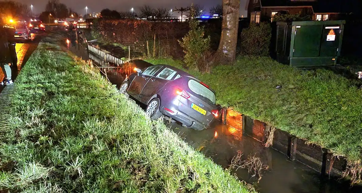 Auto belandt in sloot nadat ramen beslaan - Foto 1