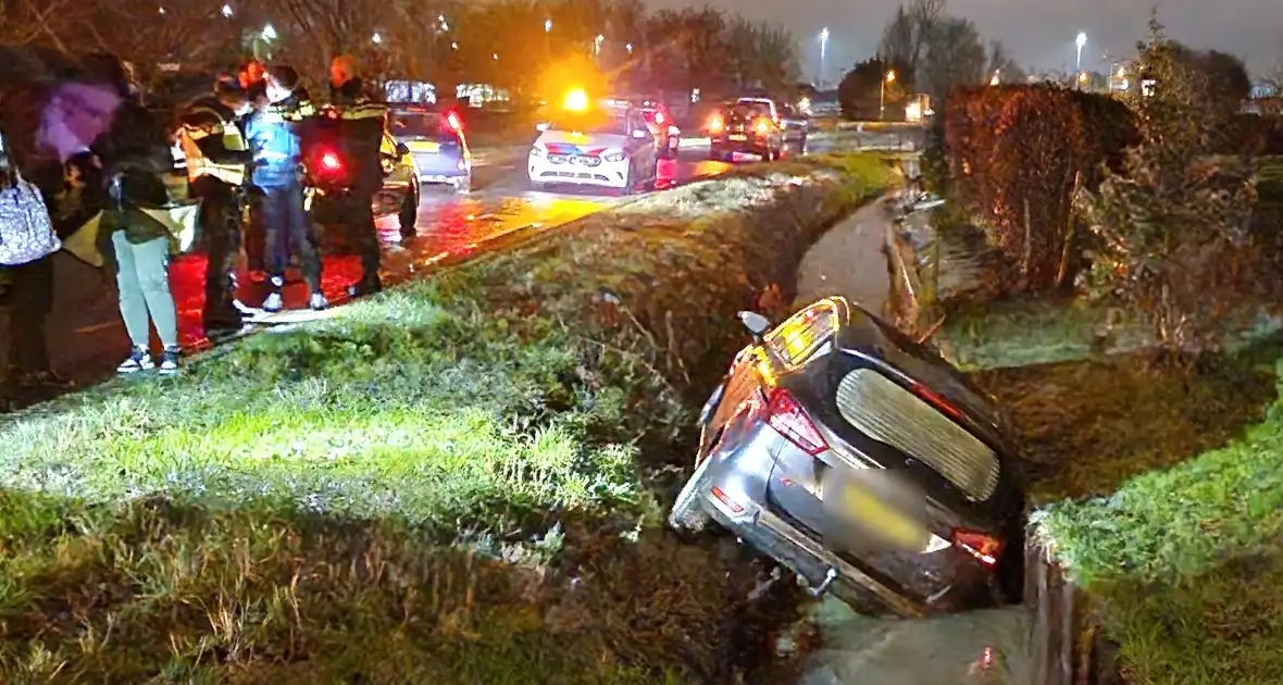 Auto belandt in sloot nadat ramen beslaan - Foto 2