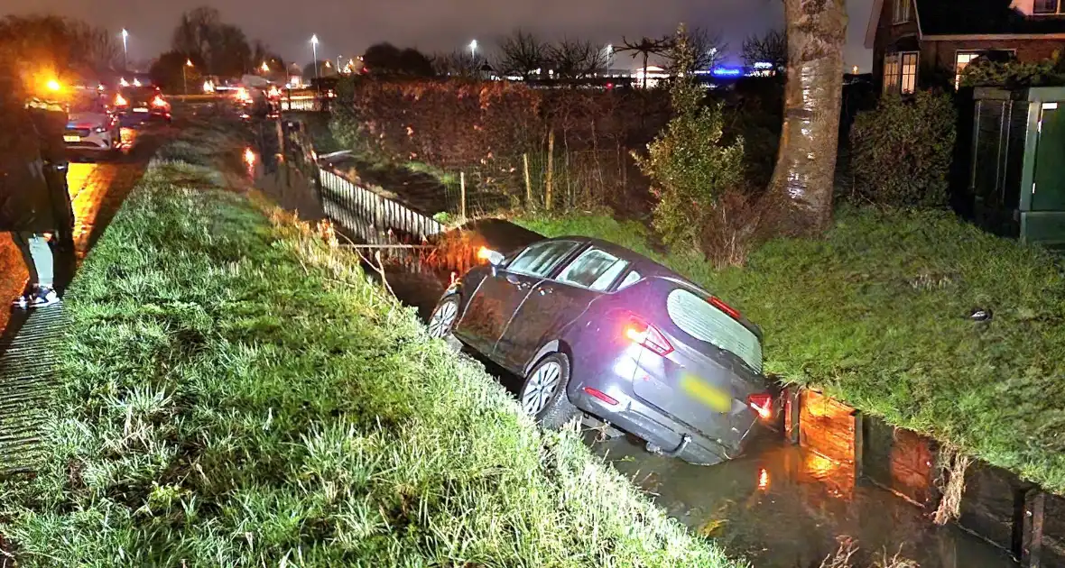 Auto belandt in sloot nadat ramen beslaan - Foto 3