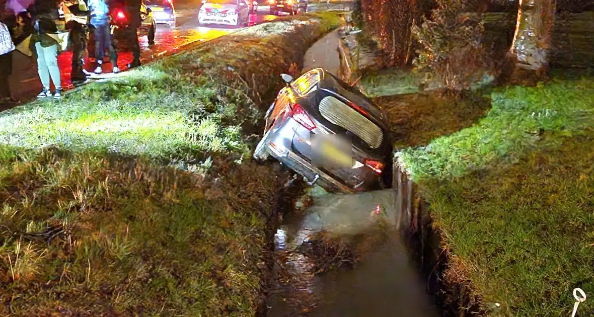 Auto belandt in sloot nadat ramen beslaan - Foto 4