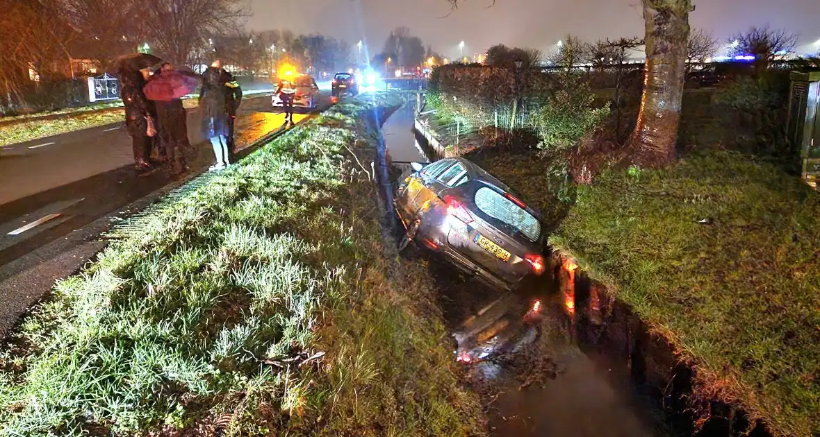 Auto belandt in sloot nadat ramen beslaan - Foto 5